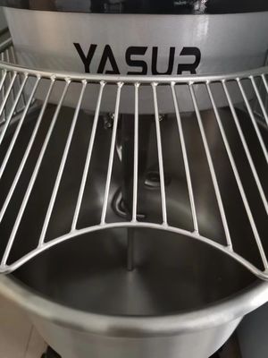mélangeur à deux vitesses en spirale résistant de la pâte d'acier inoxydable de mélangeur de la pâte 4.5kw 50 kilogrammes avec la grille de cuvette
