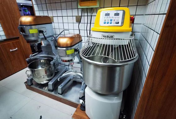 mélangeur à deux vitesses en spirale résistant de la pâte d'acier inoxydable de mélangeur de la pâte 4.5kw 50 kilogrammes avec la grille de cuvette